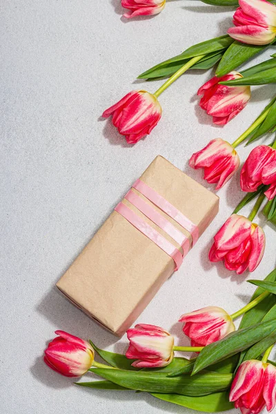 Нуль Відходів Концепції Весняного Дару Рожеві Тюльпани Несподівана Паперова Коробка — стокове фото