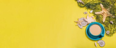 Deniz usulü bir fincan kahve. Deniz yıldızı, deniz kabukları, palmiye yaprakları. Sert ışık, koyu gölge, parlak sarı arkaplan, afiş biçimi