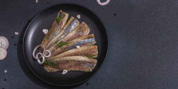 Filet Nakládaných Marinovaných Mořských Sledě Ryb Šalotkou Koprem Servírované Jídlu — Stock fotografie