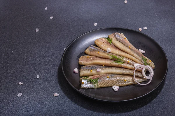 Filet Marynowanego Śledzia Morskiego Szalotkami Koprem Podawany Gotowy Jedzenia Owoców — Zdjęcie stockowe