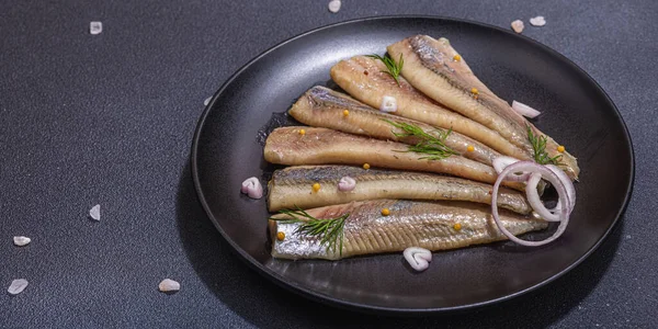 Filet Marynowanego Śledzia Morskiego Szalotkami Koprem Podawany Gotowy Jedzenia Owoców — Zdjęcie stockowe