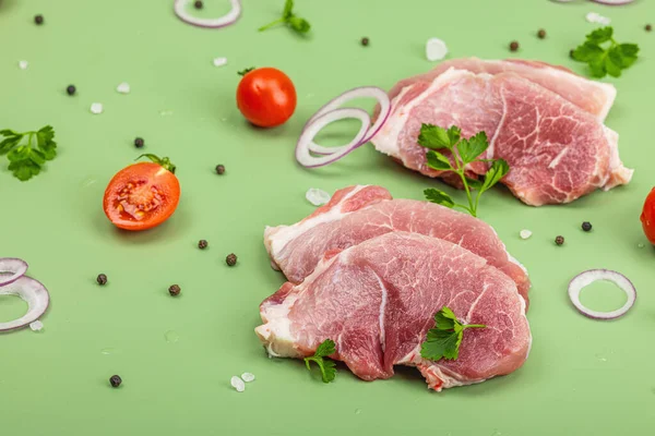 Pedaços Carne Porco Com Salsa Anéis Cebola Roxa Tomate Conceito — Fotografia de Stock