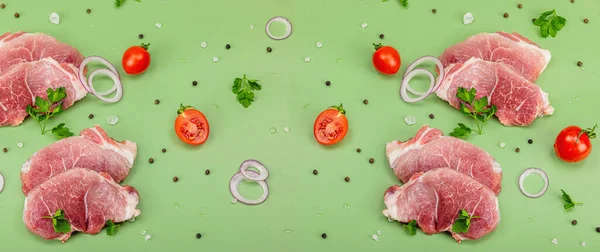 Potongan Daging Babi Dengan Peterseli Bawang Ungu Cincin Dan Tomat — Stok Foto