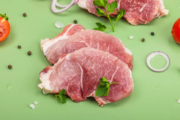 Pedaços Carne Porco Com Salsa Anéis Cebola Roxa Tomate Conceito — Fotografia de Stock