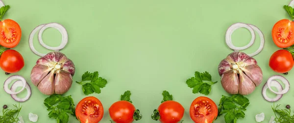 Кулінарний Фон Свіжими Овочами Травами Помідори Вишня Фіолетові Кільця Цибулі — стокове фото