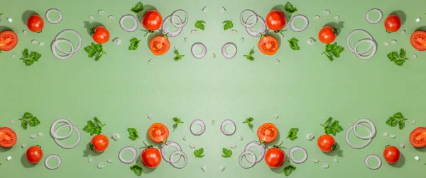 具有新鲜蔬菜和香草的烹饪背景 采购产品番茄樱桃 紫色的洋葱圈 黑胡椒 欧芹和茴香 春季绿色背景 横幅格式 — 图库照片