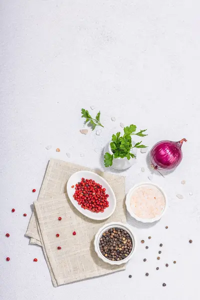 Cozinha Fundo Cozinha Com Pimenta Variada Cebola Roxa Salsa Fresca — Fotografia de Stock