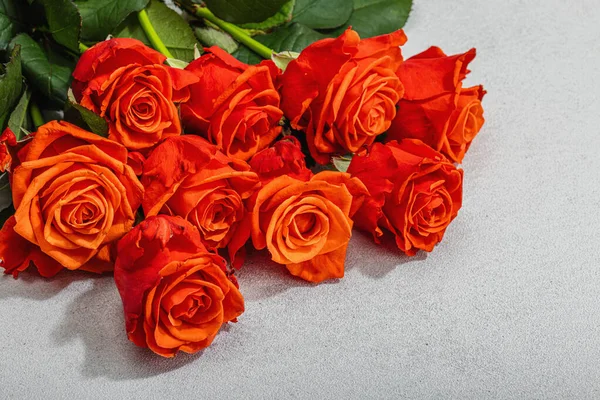 Букет Свіжих Яскравих Троянд Бетонному Тлі Легкого Каменю Поняття Романтичного — стокове фото