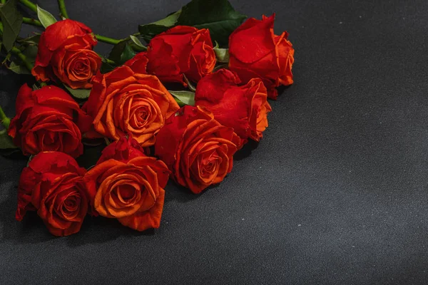 Koyu taş arkaplanda bir buket taze parlak gül. Romantik hediye konsepti, tebrik kartı. Sevgililer Günü, Kadınlar ya da Anneler Günü. Düğün, yıldönümü, doğum günü, düzlük, kopyalama alanı