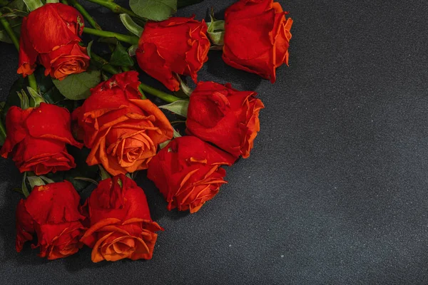Букет Свіжих Яскравих Троянд Темному Кам Яному Бетонному Фоні Поняття — стокове фото
