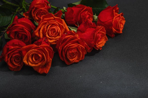 Ramo Rosas Frescas Brillantes Sobre Fondo Hormigón Piedra Oscura Concepto — Foto de Stock