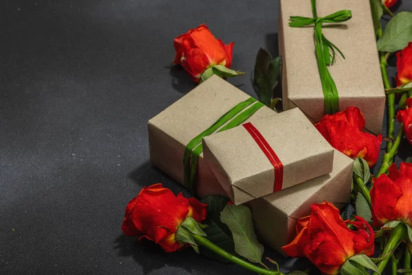 Zero Marnotrawstwa Jasne Róże Zawinięte Papierowe Pudełko Niespodzianka Rocznicę Matki — Zdjęcie stockowe