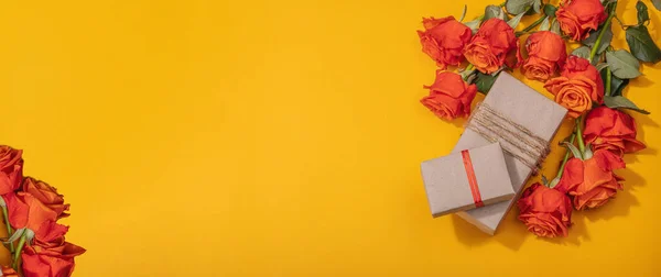 Concepto Regalo Cero Residuos Rosas Brillantes Envueltas Caja Sorpresa Papel — Foto de Stock