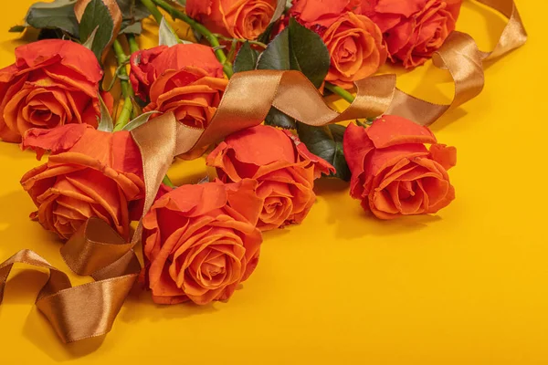 Ramo Rosas Frescas Brillantes Sobre Fondo Naranja Concepto Regalo Romántico — Foto de Stock