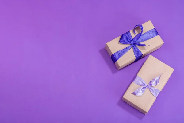 stock image Zero waste gift concept. Wrapped in craft paper surprise box for Anniversary, Mothers or Valentines Day. Happy birthday greeting card, purple background, flat lay, top view