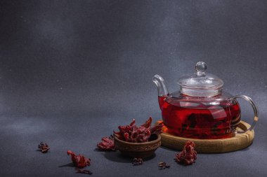 Hibiscus sıcak çay ve hurma. Koyu beton zeminde iftar ya da Suhoor yemeği için geleneksel Ramazan Kareem konsepti. Arap tatlısı, sert ışık, karanlık gölge, kopyalama alanı.