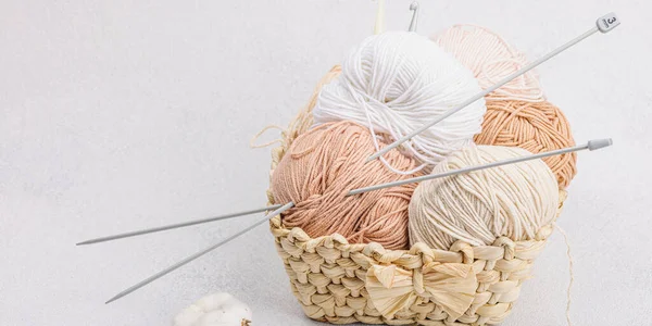 Набор Пастельных Верхушек Ниток Вязания Корзине Концепция Handmade Hobby Crochet — стоковое фото
