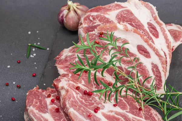 Carne Crua Porco Bife Picado Pimenta Vermelha Dentes Alho Sal — Fotografia de Stock