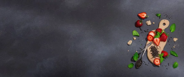 爽やかな夏のドリンク 乾燥茶葉 新鮮な果物やハーブ 準備茶 ハードライト 暗い影のための成分のセット 暗い石の具体的な背景 フラットレイアウト バナー形式 — ストック写真