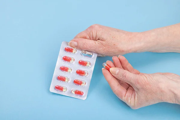 Egy Gyógyszert Szed Női Kezek Kapszulát Vagy Tablettát Tartanak Kezelés — Stock Fotó