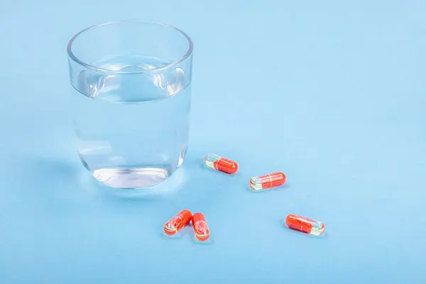 Orvosi Fogalom Egy Pohár Víz Kapszula Vagy Tabletta Kezelés Vitaminok — Stock Fotó