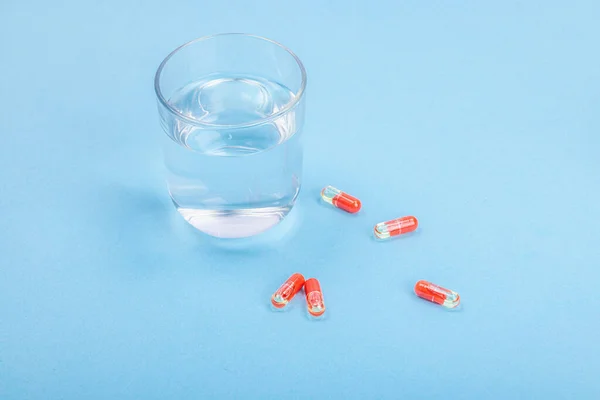 Orvosi Fogalom Egy Pohár Víz Kapszula Vagy Tabletta Kezelés Vitaminok — Stock Fotó