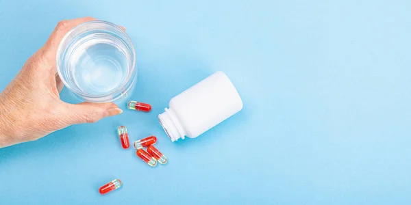 Egy Gyógyszert Szed Női Kezek Kapszulát Vagy Tablettát Tartanak Kezelés — Stock Fotó