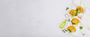 Aromatik sarımsaklı çörekler. Taze pişmiş yiyecekler, geleneksel glütensiz çorba atıştırmalıkları. Maydanoz, baharat, zeytinyağı. Hafif taş arkaplan, pankart biçimi