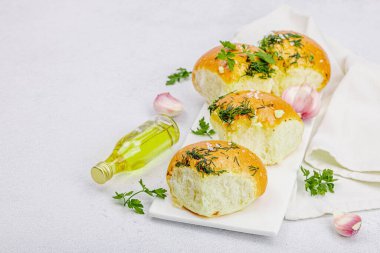 Aromatik sarımsaklı çörekler. Taze pişmiş yiyecekler, geleneksel glütensiz çorba atıştırmalıkları. Maydanoz, baharat, zeytinyağı. Hafif taş arkaplan, boşluğu kopyala