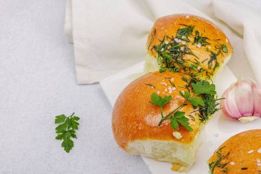 Aromatik sarımsaklı çörekler. Taze pişmiş yiyecekler, geleneksel glütensiz çorba atıştırmalıkları. Maydanoz, baharat, zeytinyağı. Hafif taş arkaplan, boşluğu kopyala