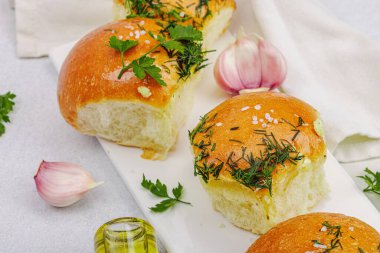 Aromatik sarımsaklı çörekler. Taze pişmiş yiyecekler, geleneksel glütensiz çorba atıştırmalıkları. Maydanoz, baharat, zeytinyağı. Hafif taş arkaplan, kapat