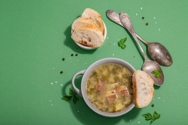 맛좋은 수프에 증류수를 곁들인 전통적 음식에는 야채와 집에서 식사가 있습니다 — 스톡 사진