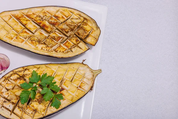 Zeytinyağlı Izgara Patlıcan Sarımsak Yeşillik Piknik Barbekü Için Geleneksel Yiyecekler — Stok fotoğraf
