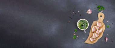 Çavdar ekmekli kanepeler ve baharatla pişirilmiş tuzlu, yüksek yağlı et parçaları. Sarımsak sosu, geleneksel atıştırmalık. Siyah taş zemin, düz zemin, pankart biçimi