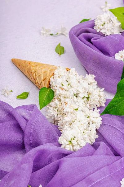 Λευκά Πασχαλινά Λουλούδια Χωνάκια Παγωτού Βάφλας Ανοιχτόχρωμο Μπετόν Φόντο Επίπεδη — Φωτογραφία Αρχείου