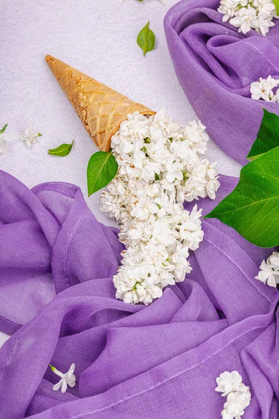 Λευκά Πασχαλινά Λουλούδια Χωνάκια Παγωτού Βάφλας Ανοιχτόχρωμο Μπετόν Φόντο Επίπεδη — Φωτογραφία Αρχείου