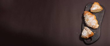 Günaydın konsepti. Krema dolgulu taze kruvasan ve badem gevreği. Tatlı tatlı, dekonstrüksiyon, seçici odaklanma, düz yatış, afiş biçimi