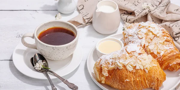 커피와 크로와 식사를 소스에 과어두운 그림자 현수막 — 스톡 사진