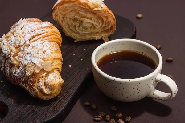 커피와 크로와 식사를 소스에 과어두운 그림자 브라운의 선택적 — 스톡 사진