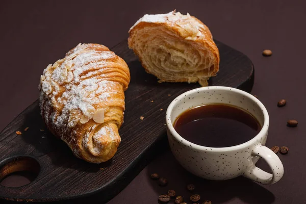 早上好 早餐与一杯咖啡和新鲜羊角面包 甜奶油酱汁 黑暗的阴影 棕色背景 选择性聚焦 — 图库照片