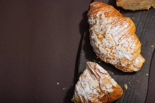 Buongiorno Concetto Croissant Freschi Con Ripieno Alla Panna Scaglie Mandorle — Foto Stock