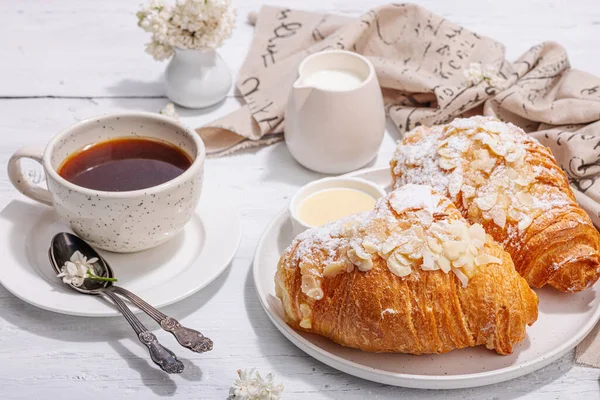 Доброе Утро Завтрак Чашкой Кофе Свежим Круассаном Сладкий Сливочный Соус Лицензионные Стоковые Изображения