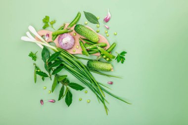 Mutfak arka planı yeşil tonda. Korunmuş ve mayalanmış gıda konsepti, çeşitli taze sebze ve sebzeler. Düz yatış, sağlıklı yaşam tarzı, üst görünüm