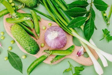 Mutfak arka planı yeşil tonda. Korunmuş ve mayalanmış gıda konsepti, çeşitli taze sebze ve sebzeler. Düz yatış, sağlıklı yaşam tarzı, üst görünüm