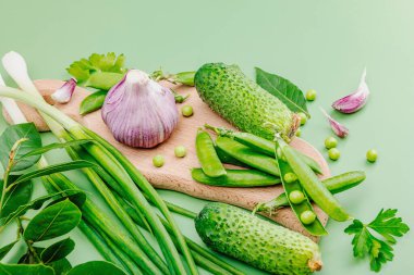 Mutfak arka planı yeşil tonda. Korunmuş ve mayalanmış gıda konsepti, çeşitli taze sebze ve sebzeler. Düz yatış, sağlıklı yaşam tarzı, yakın çekim
