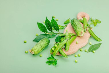 Mutfak arka planı yeşil tonda. Korunmuş ve mayalanmış gıda konsepti, çeşitli taze sebze ve sebzeler. Düzlük, sağlıklı yaşam tarzı, kopyalama alanı