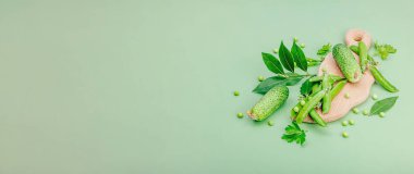 Mutfak arka planı yeşil tonda. Korunmuş ve mayalanmış gıda konsepti, çeşitli taze sebze ve sebzeler. Düz yatış, sağlıklı yaşam tarzı, afiş biçimi