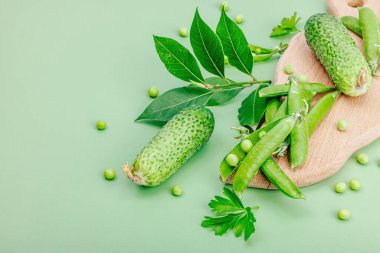 Mutfak arka planı yeşil tonda. Korunmuş ve mayalanmış gıda konsepti, çeşitli taze sebze ve sebzeler. Düzlük, sağlıklı yaşam tarzı, kopyalama alanı