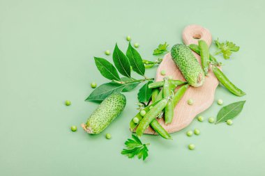 Mutfak arka planı yeşil tonda. Korunmuş ve mayalanmış gıda konsepti, çeşitli taze sebze ve sebzeler. Düzlük, sağlıklı yaşam tarzı, kopyalama alanı