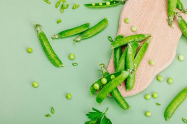 Mutfak arka planı yeşil tonda. Korunmuş ve mayalanmış gıda konsepti, çeşitli taze sebze ve sebzeler. Düz yatış, sağlıklı yaşam tarzı, üst görünüm